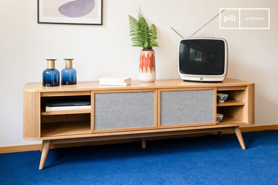 Práctico mueble TV blanco con patas de madera.