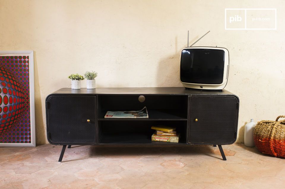 Elegante mueble para la televisión en metal negro con asas doradas.