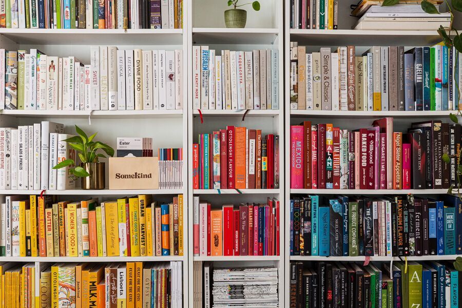 Una librería madera que puedes adaptar al espacio con toda comodidad