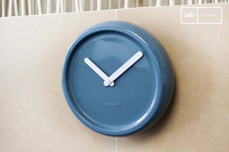 Bonito reloj de pared azul.