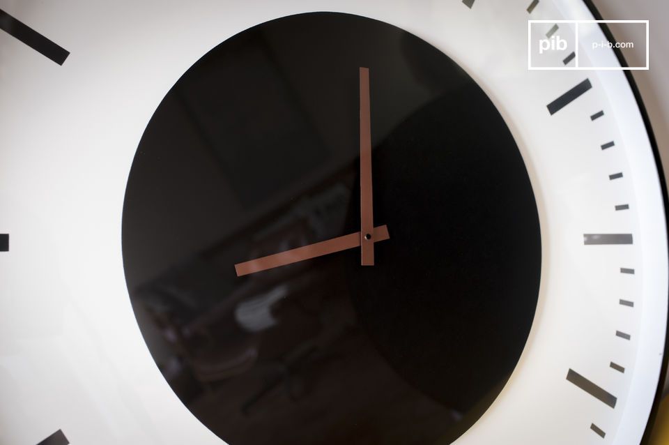 En blanco y negro, el reloj tiene un aspecto particularmente refinado.