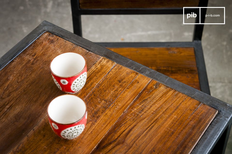 Mesa y silla en metal y madera de teca para un aspecto único.