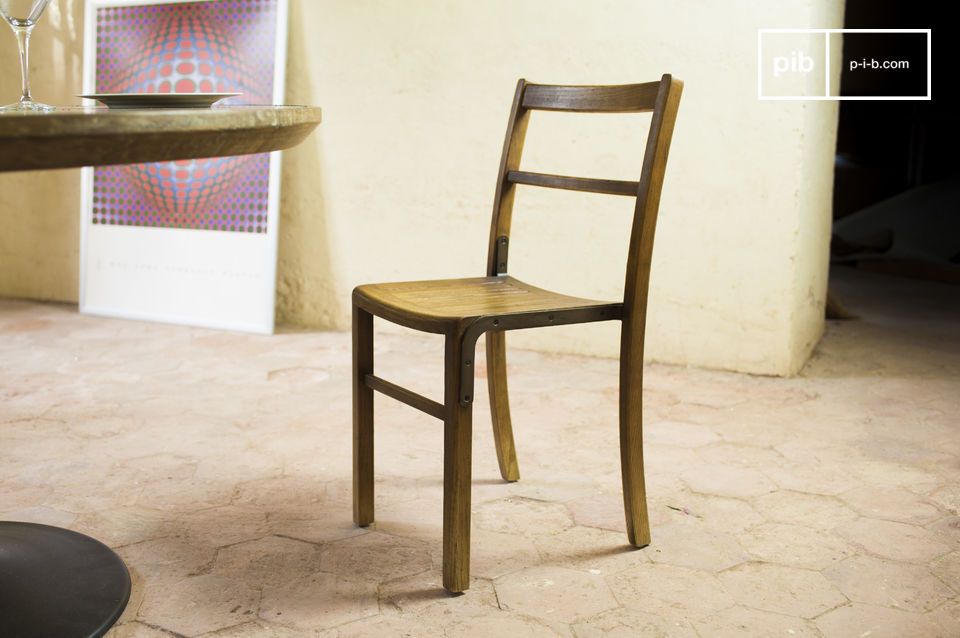 Una silla bistro de alta calidad con un diseño elegante.