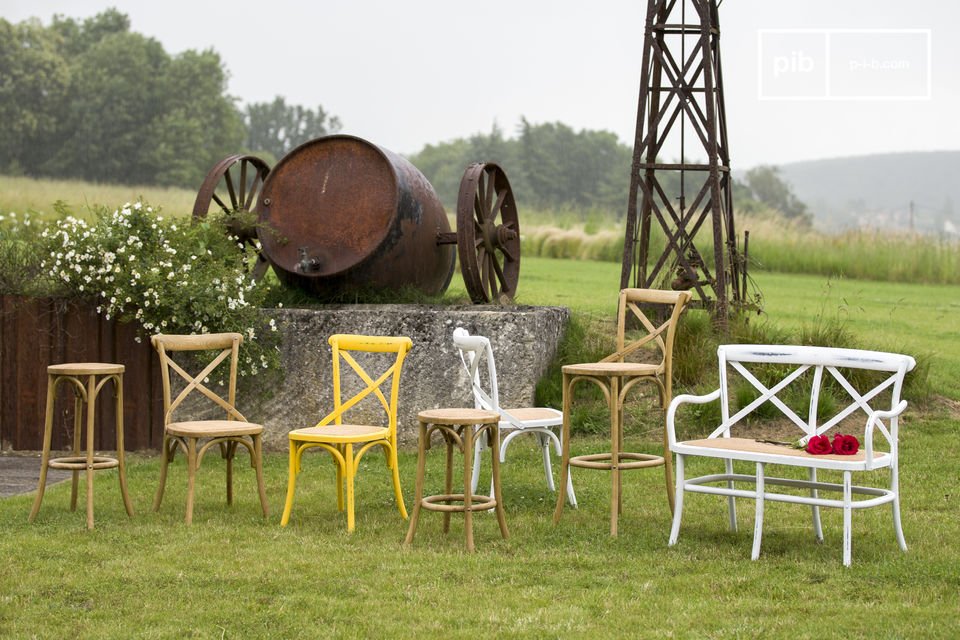 Bonita gama de sillas de campo en estilo de taburete de bar vintage.