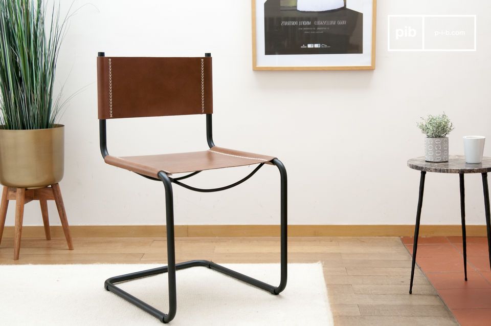 Bonita silla de diseño icónica en cuero marrón y metal negro mate.