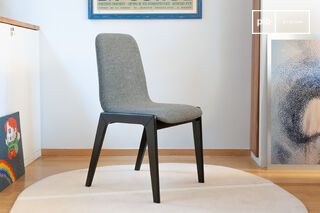 Silla de madera negra y tela jaspeada