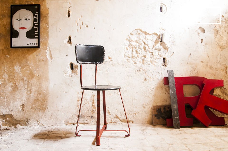 La silla Bastel es un bello ejemplo de una silla metálica que le dará un toque de encanto a su