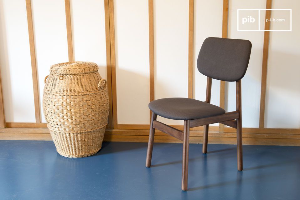 El conjunto de ángulos de esta silla la convierten en un elemento decorativo para su interior.