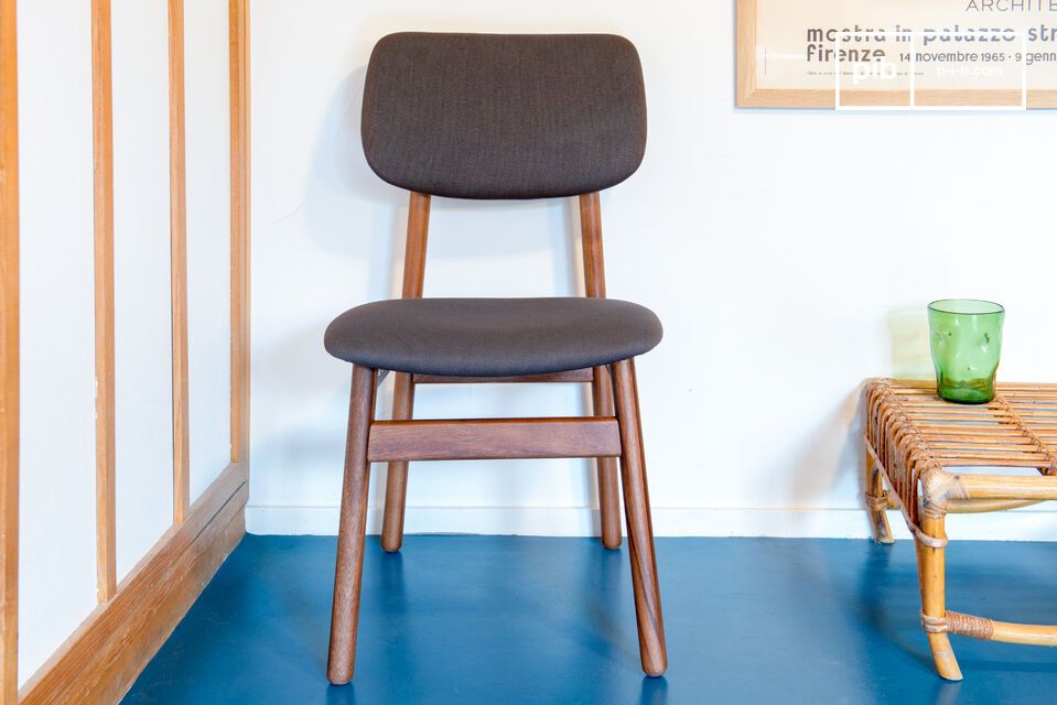Una silla cómoda, perfecta en torno a una mesa de comedor o a un escritorio