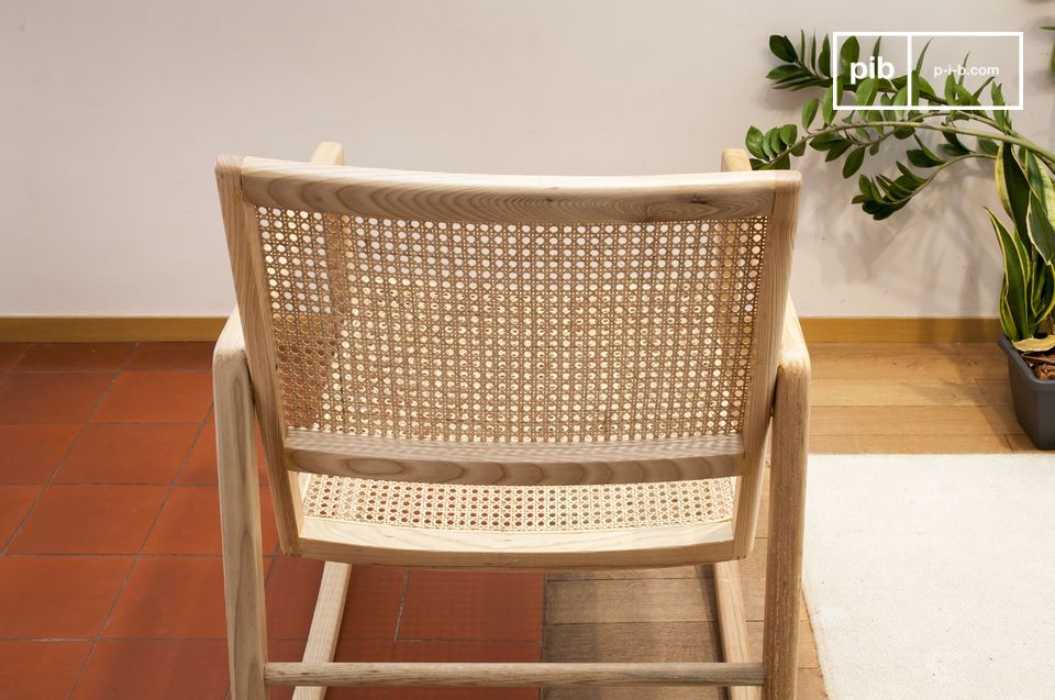 Respaldo de la silla con detalles naturales de madera maciza.