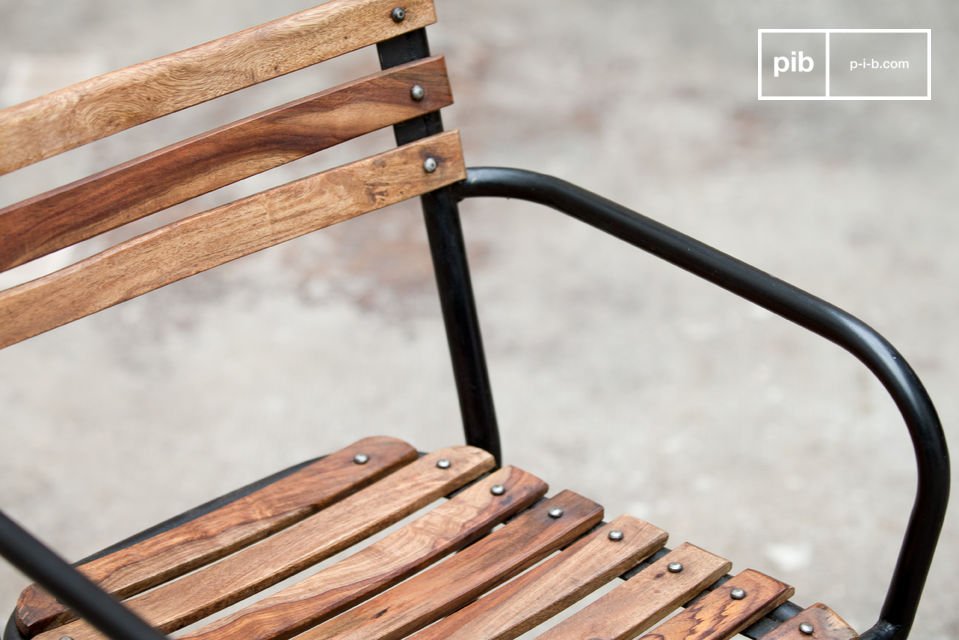 La madera presenta diferentes colores como si se hubiera usado.