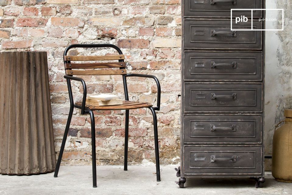 Silla industrial sublime con reposabrazos.