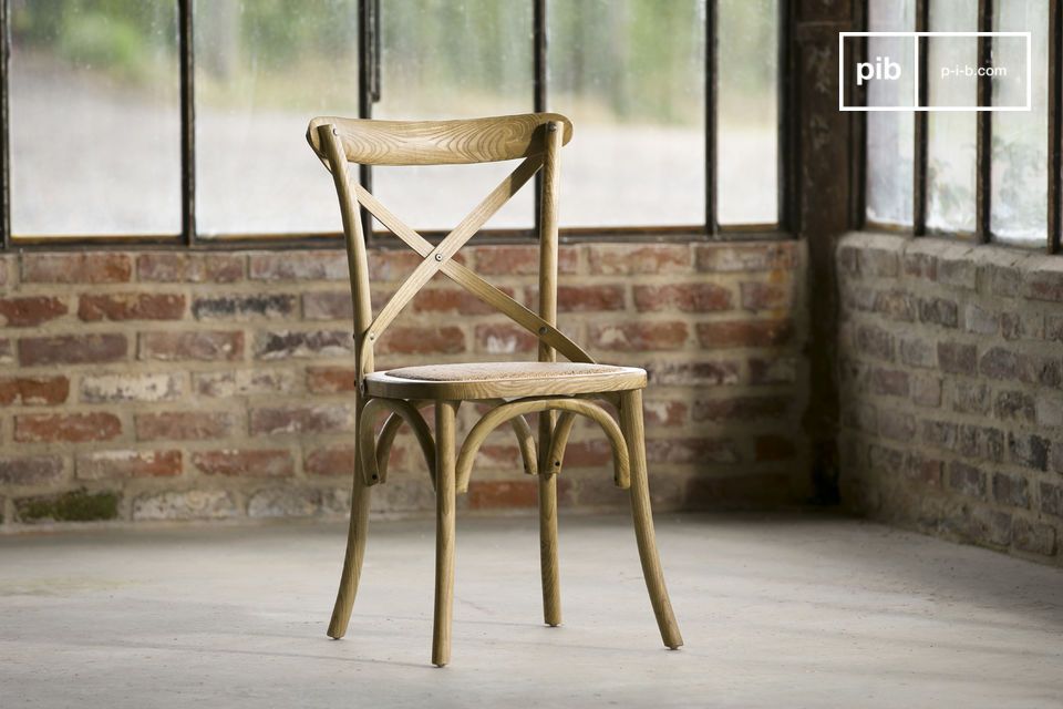 La silla de madera y caña que proporciona un excelente confort.