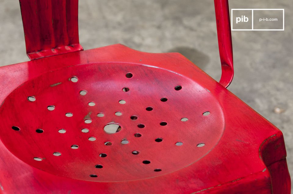 La silla tiene un hermoso acabado rojo patinado.