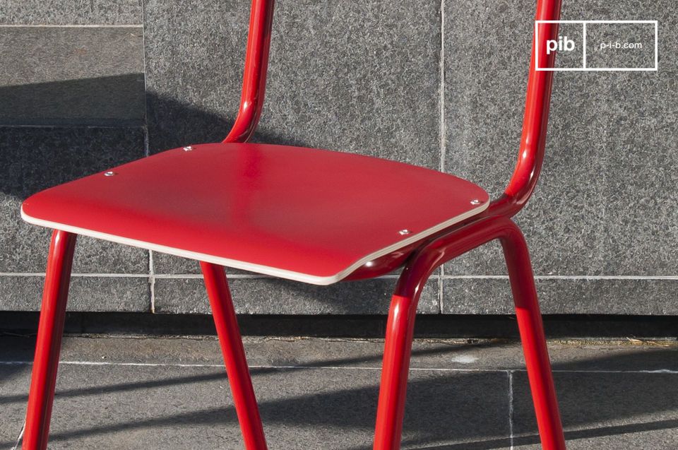 El asiento es de madera y la estructura de metal.