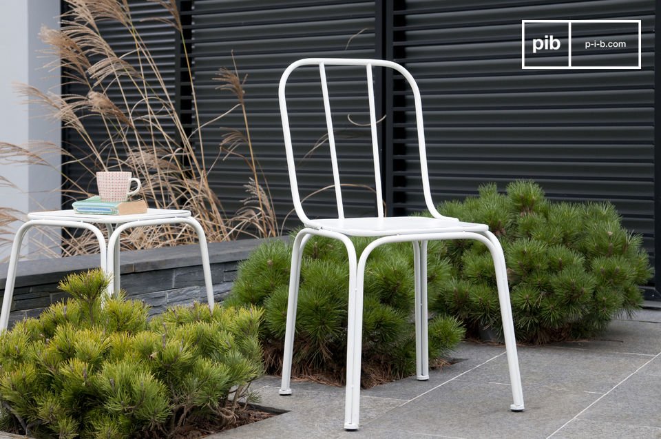Bonita silla de metal blanco con un diseño escandinavo.