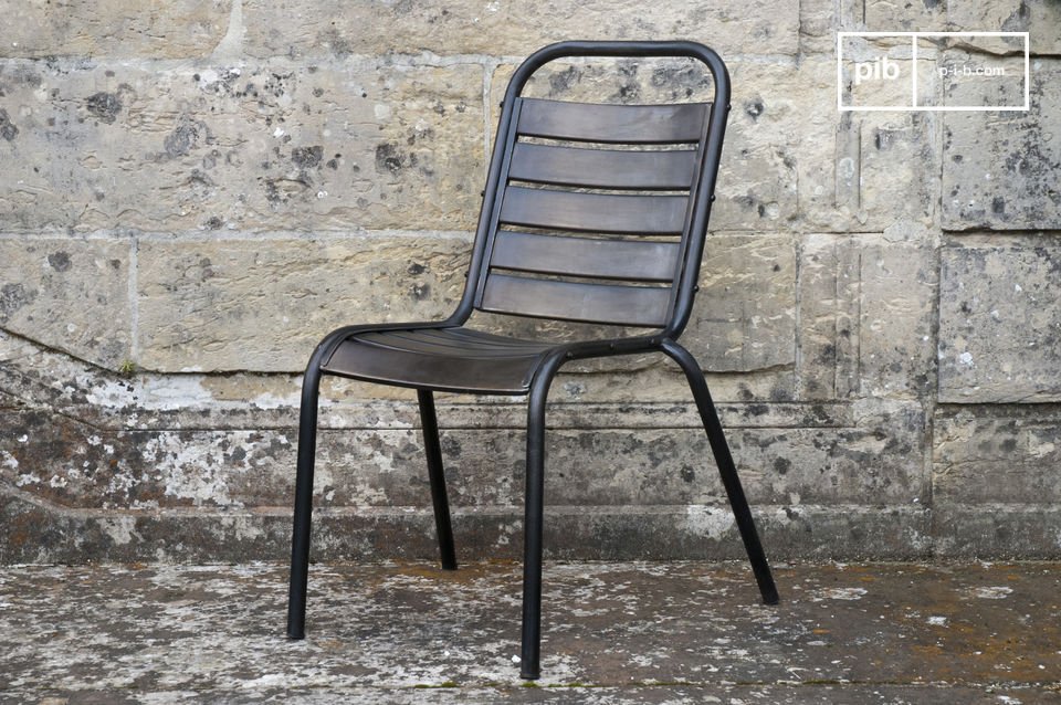 La silla se inspira en los muebles de taller y de fábrica de principios del siglo pasado.