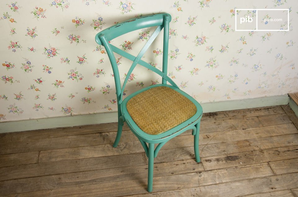 Elija esta silla de madera recuperada para un toque de encanto retro en su mesa