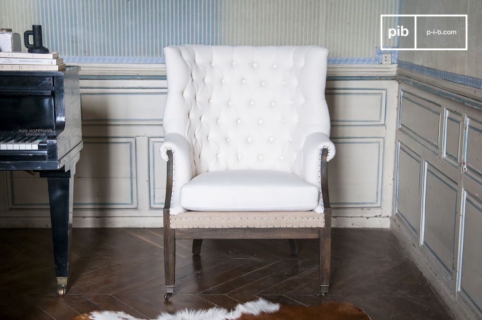 El diseño del sillón es de un sublime estilo bohemio.