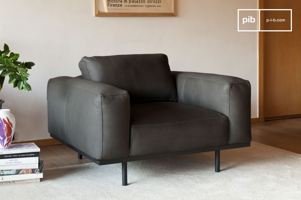 Un sillón con carácter en piel gris, inspirado en los modelos de los años 60.