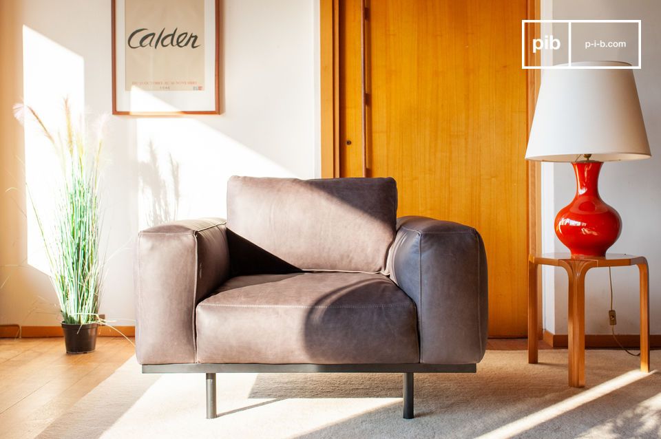 Un sillón cómodo con un diseño limpio