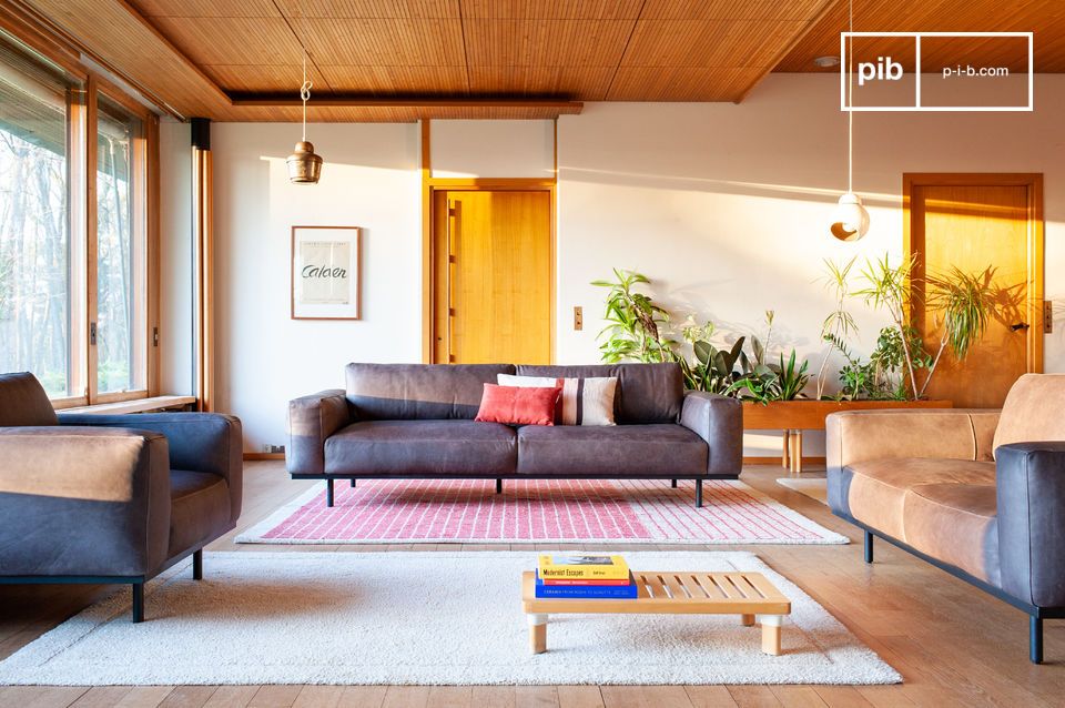Mezcla con los sofás de dos y tres plazas para crear la combinación ideal