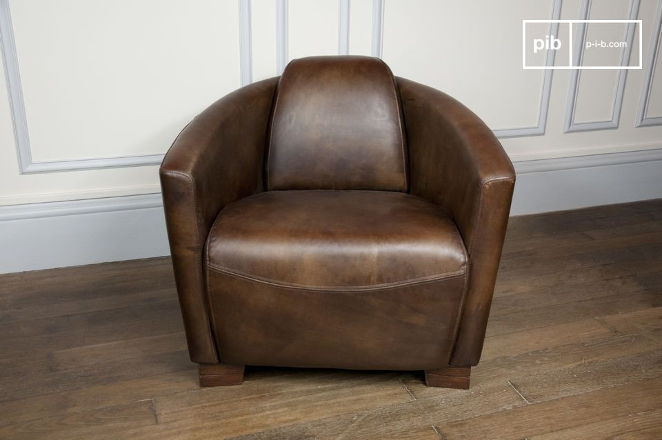 Diseñado sobre una estructura de haya, este sillón de cuero tiene un asiento profundo.