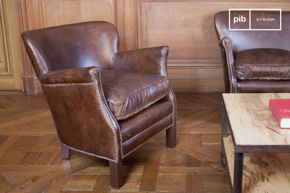 Hermosos sillones de piel en un interior retro y elegante.