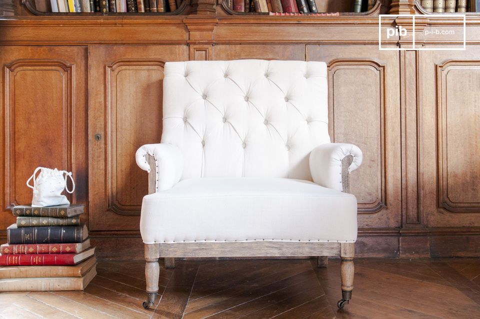 Un sillón de lino blanco con un enorme sello de calidad.