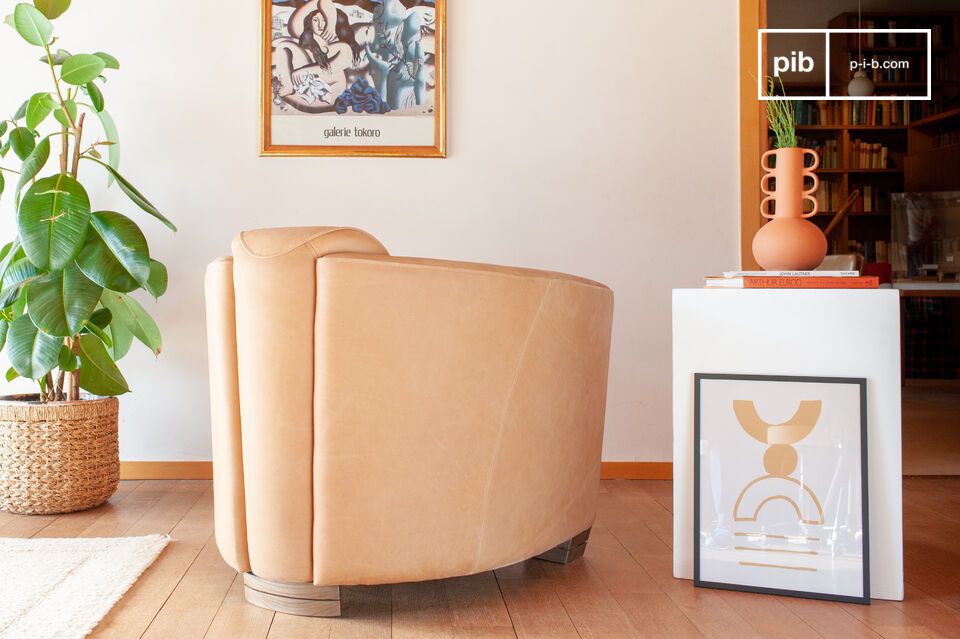 El diseño del sillón es un elegante homenaje al estilo aviador