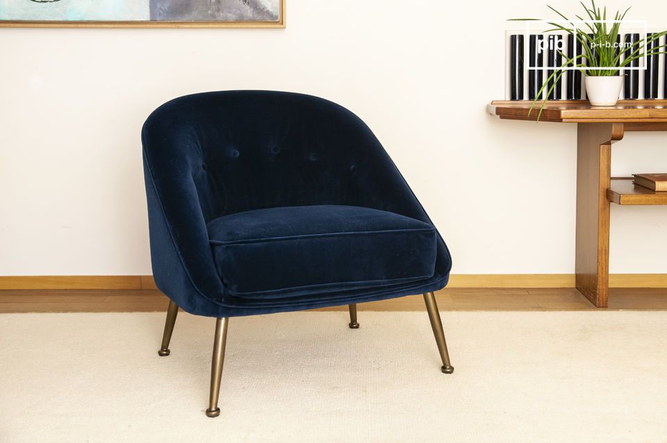 Este sillón de terciopelo azul noche es un auténtico concentrado de suavidad.