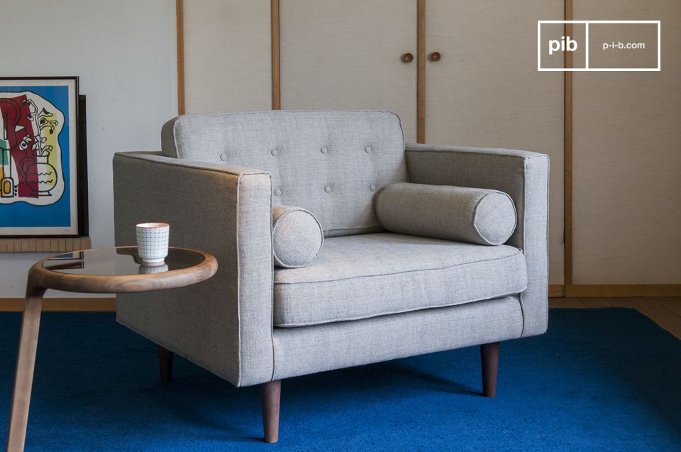 El sofá tiene bonitas líneas vintage escandinavas.