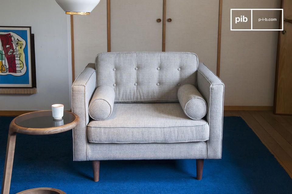 Elegante sillón de tejido moteado gris claro con espíritu vintage.
