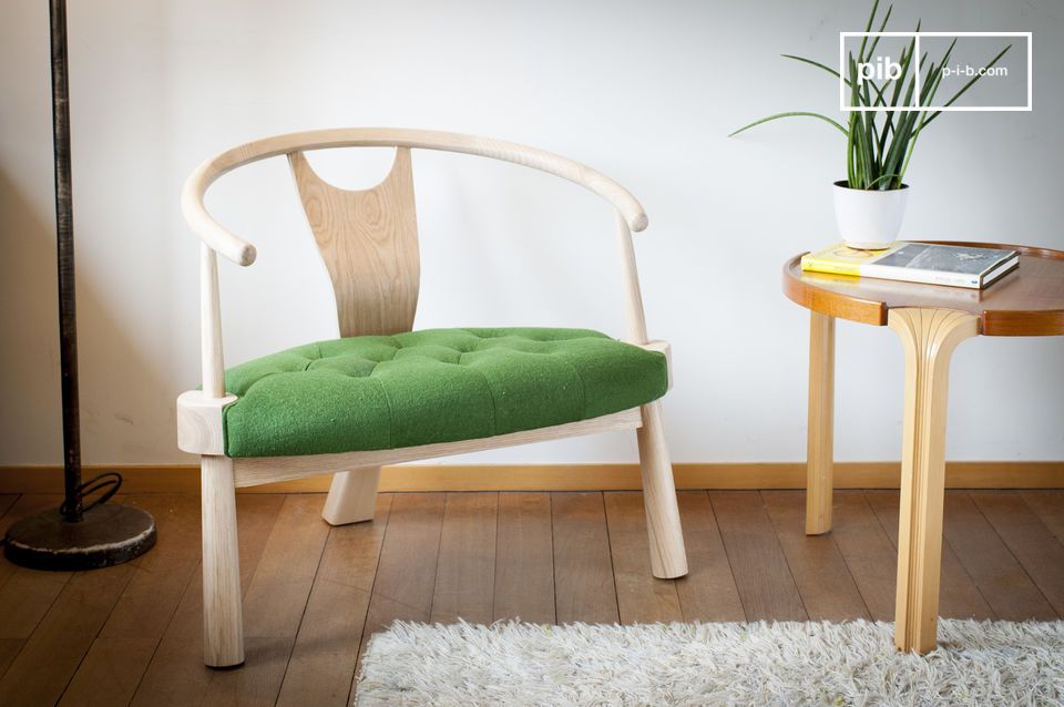 Un sillón con un amplio asiento y un estilo innegable.