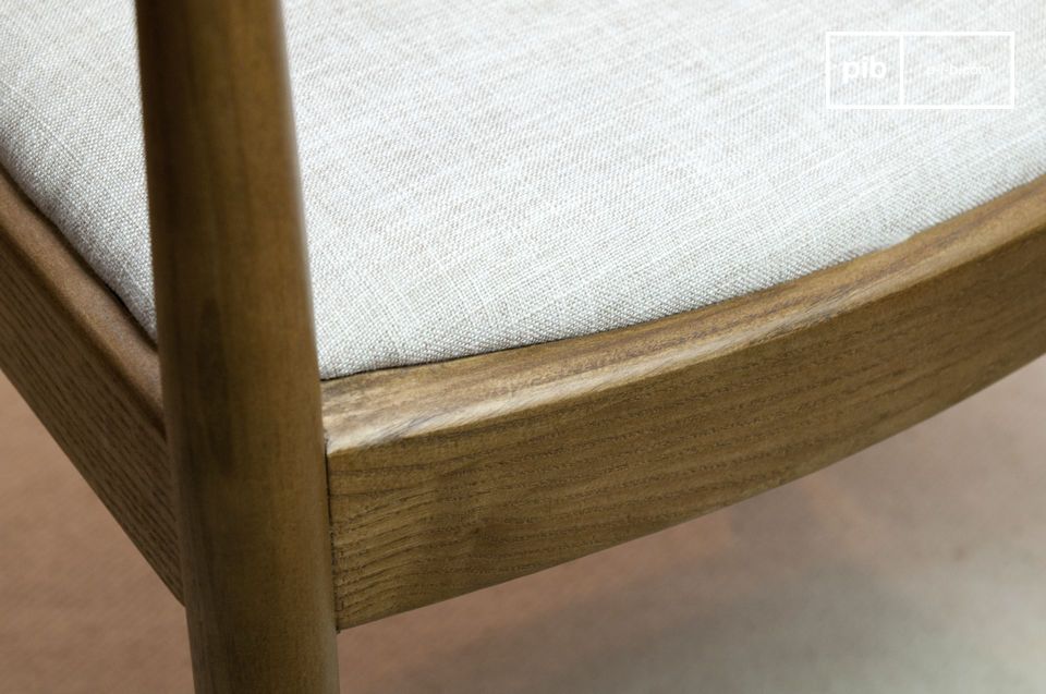 La curvatura de la madera da un aspecto particular a la silla.