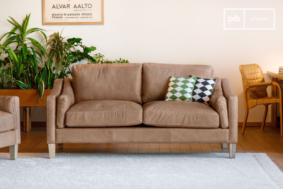 Un sofá atípico con tonos delicadamente arenados.