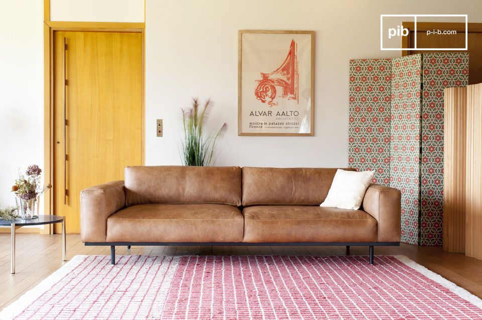 Un sofá muy bien hecho a mano, con un diseño absolutamente encantador.