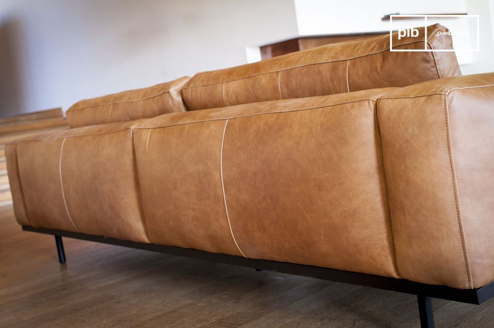La parte trasera del sofá está perfectamente acabada, lo que permite colocarlo en el centro del salón.
