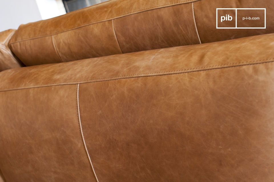 Las costuras segmentan el sofá con elegancia y estilo.