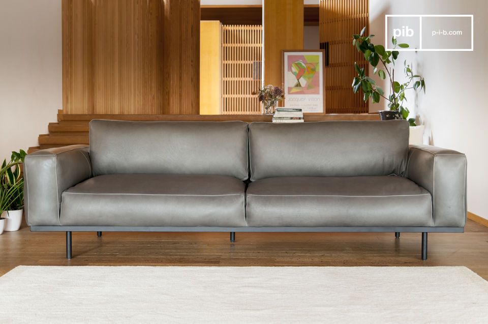 Un sofá de generosas dimensiones y de estilo inspirado en los años 60.