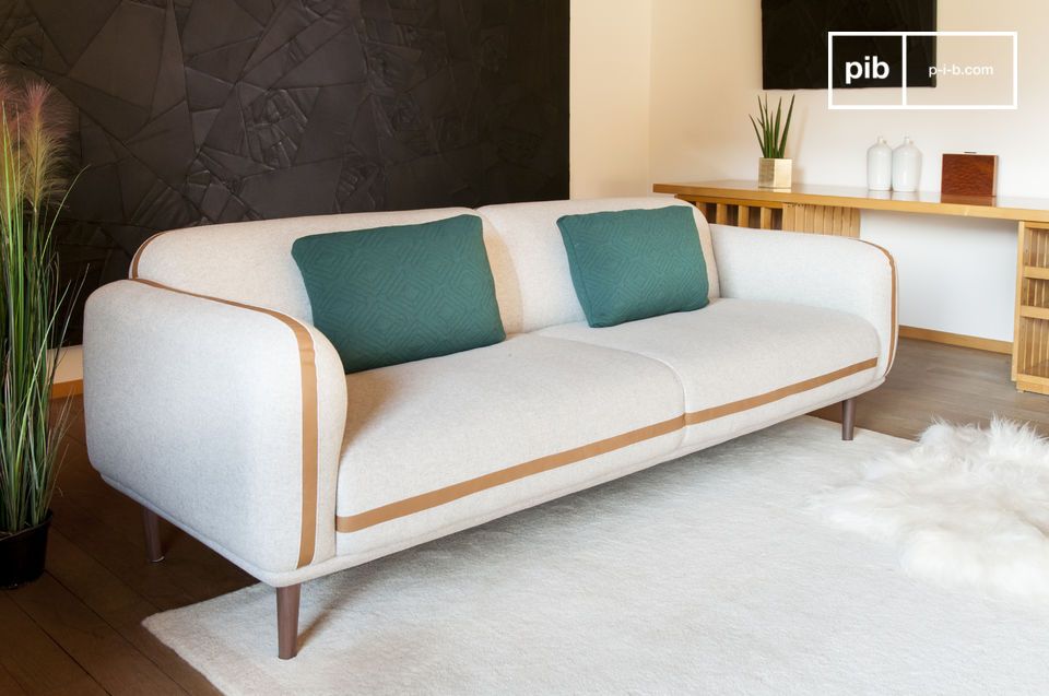 La base del sofá es de madera maciza de color oscuro, que recuerda al cuero.