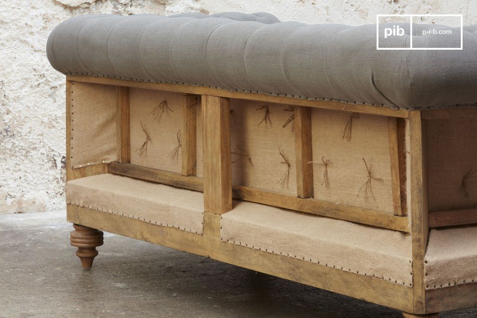 Un magnífico sofá de yute Chesterfield con una estructura expuesta