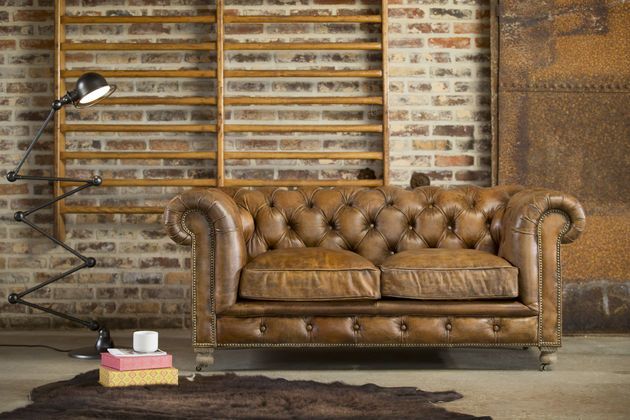 Sofá chesterfield de 2 plazas de cuero color gamuza Saint Paul