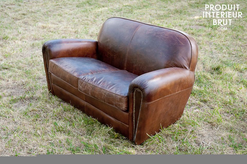 Este sofá de dos plazas hecho de piel de becerro ligeramente envejecido tiene todo el estilo