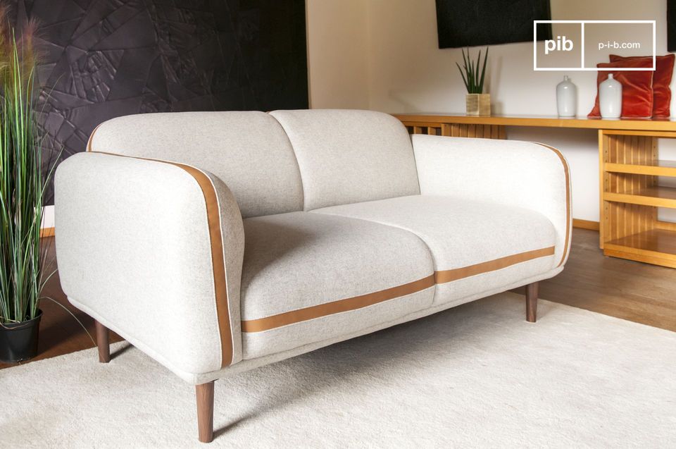 Un sofá de gran tamaño, perfectamente confortable.