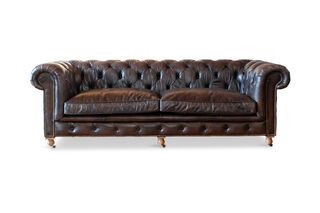 Sofá grande de cuero chesterfield Jahn