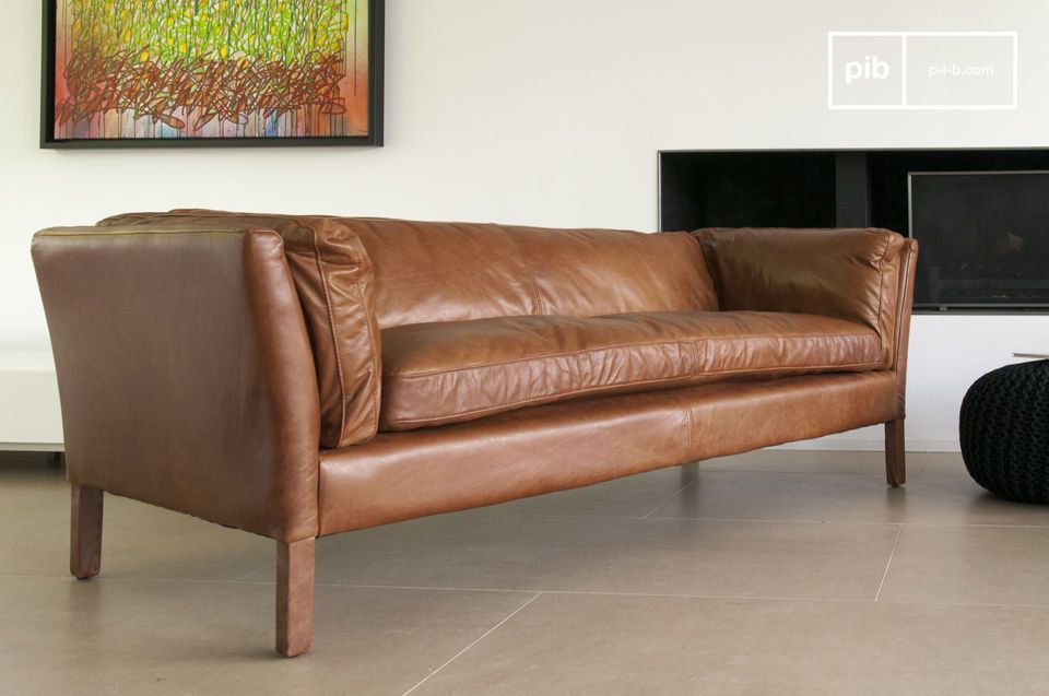 Un sofá equilibrado con un aspecto escandinavo.