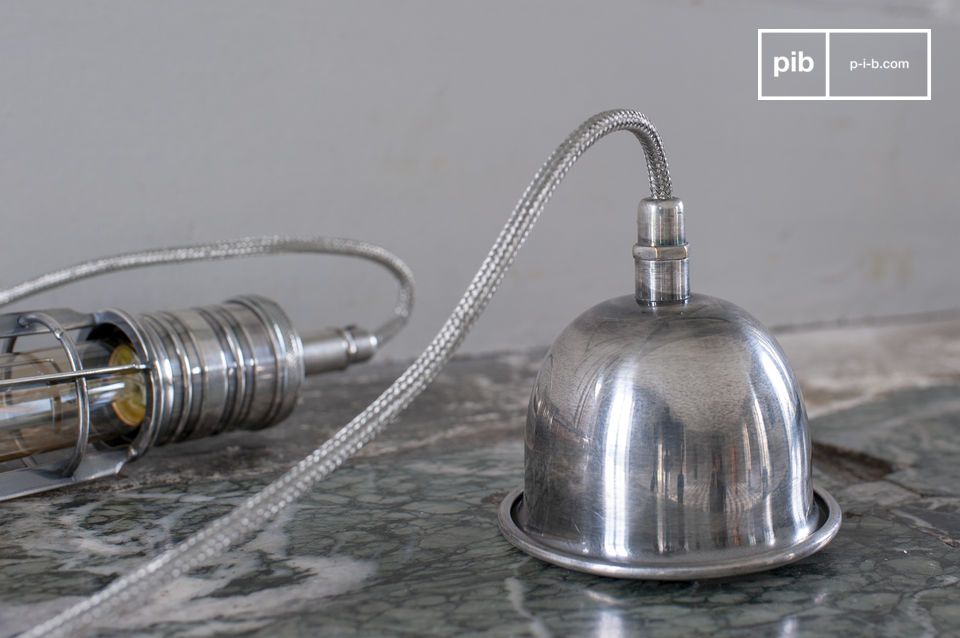 La hermosa trenza de plata alrededor del cable conecta la hermosa lámpara con el soporte.