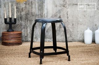Taburete estudio negro mate con remaches