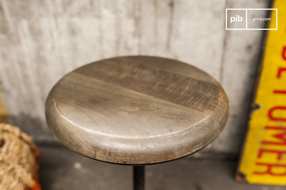 El asiento redondo es de madera, con tendencia al gris.